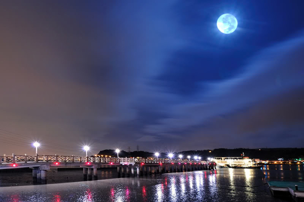 中秋夜色下的關渡碼頭