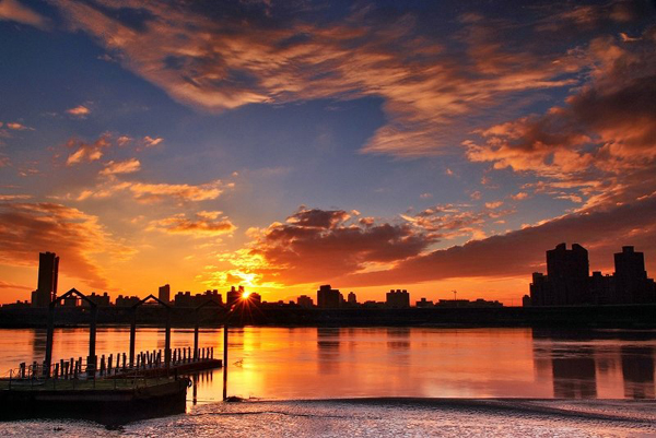 夕陽(yáng)下的大稻埕碼頭