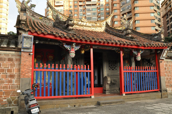 淡水鄞山寺外門