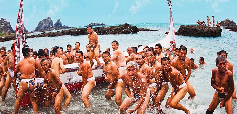 達悟族人都會拼板舟舉行驅逐惡靈的儀式，為這艘船祈福