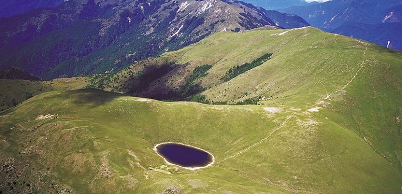 嘉明湖因水色澄澈湛藍且與云天相對，被登山人喚作天使的眼淚