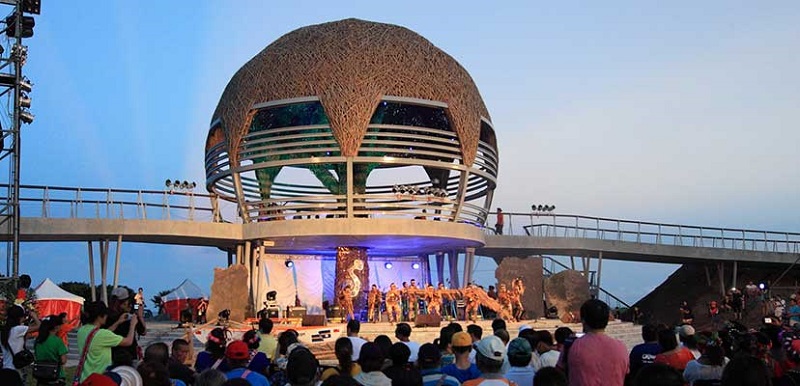 登上海濱公園國際地標，可以眺望藍色太平洋