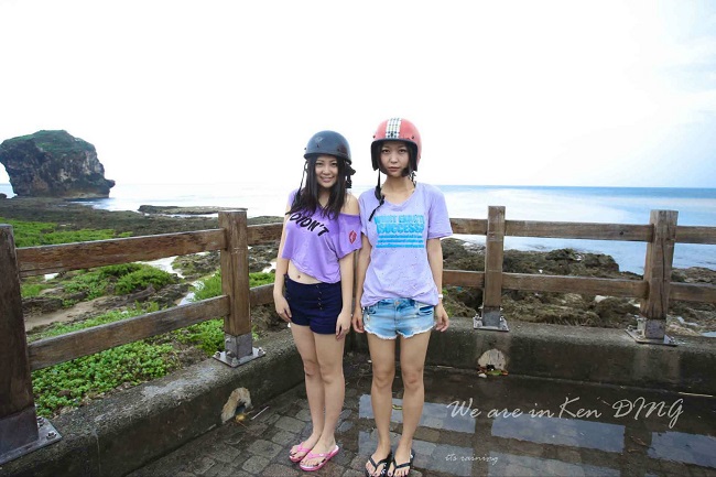 2美女在墾丁貓鼻頭合影