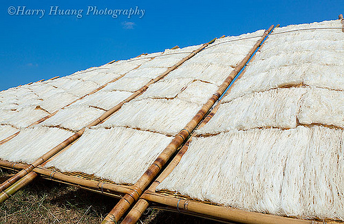 在曬晾中的新竹米粉