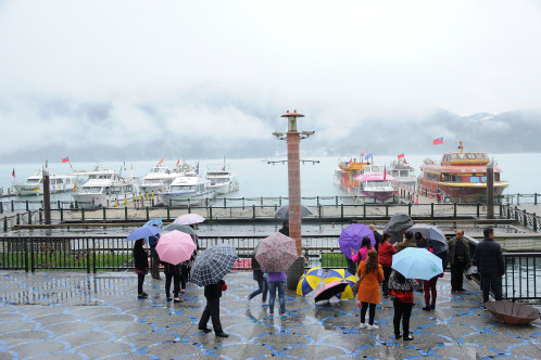 冷清的<a href='http://m.foygypl.cn/lvyou/view/180' title='日月潭' style='color:blue;font-size:14px;'>日月潭</a>