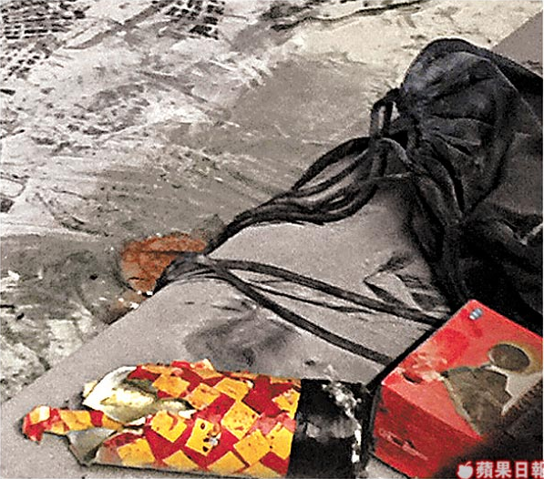 車廂座椅上，留有疑似發生爆炸的爆裂物。