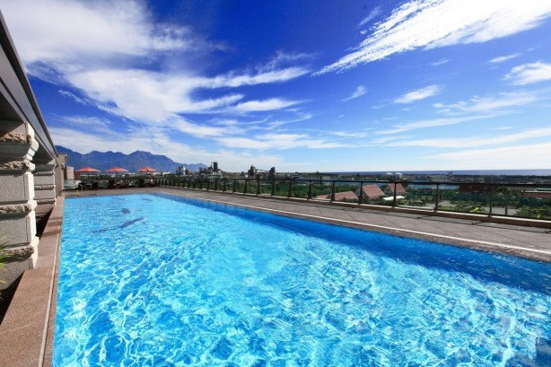 福容大飯店游泳池直接眺望大海
