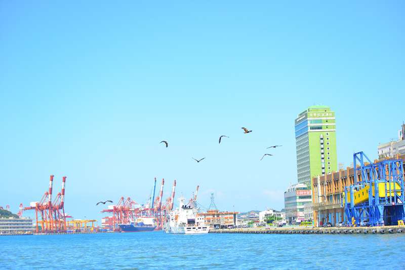 藍(lán)天白云基隆港